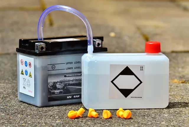 Ładowanie akumulatora motocyklowego prostownikiem samochodowym: Czy to bezpieczne?