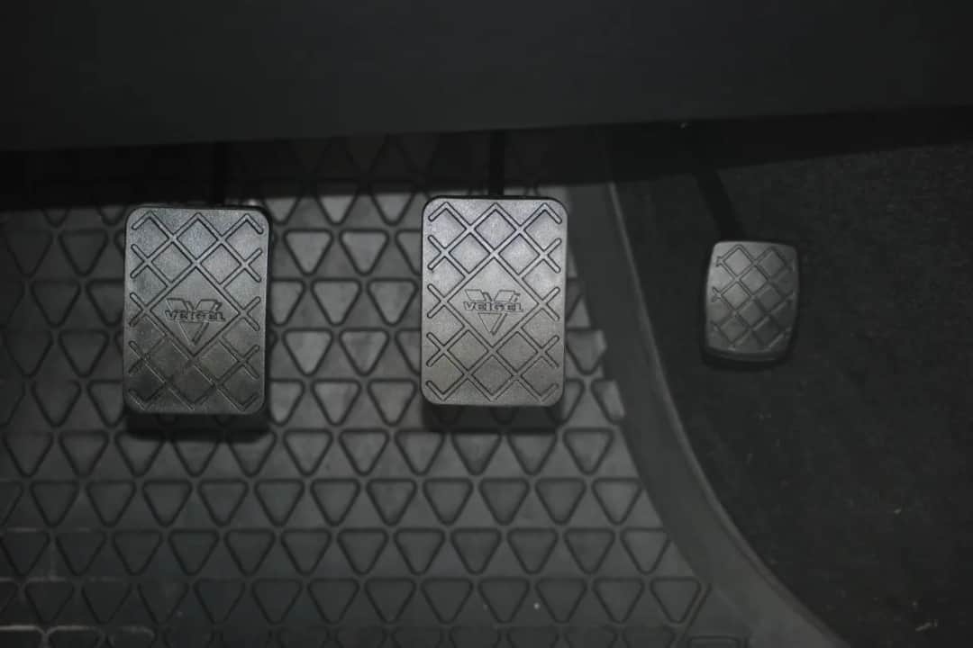 Gdzie jest gaz, hamulec i sprzęgło? Poznaj ich prawidłowe rozmieszczenie