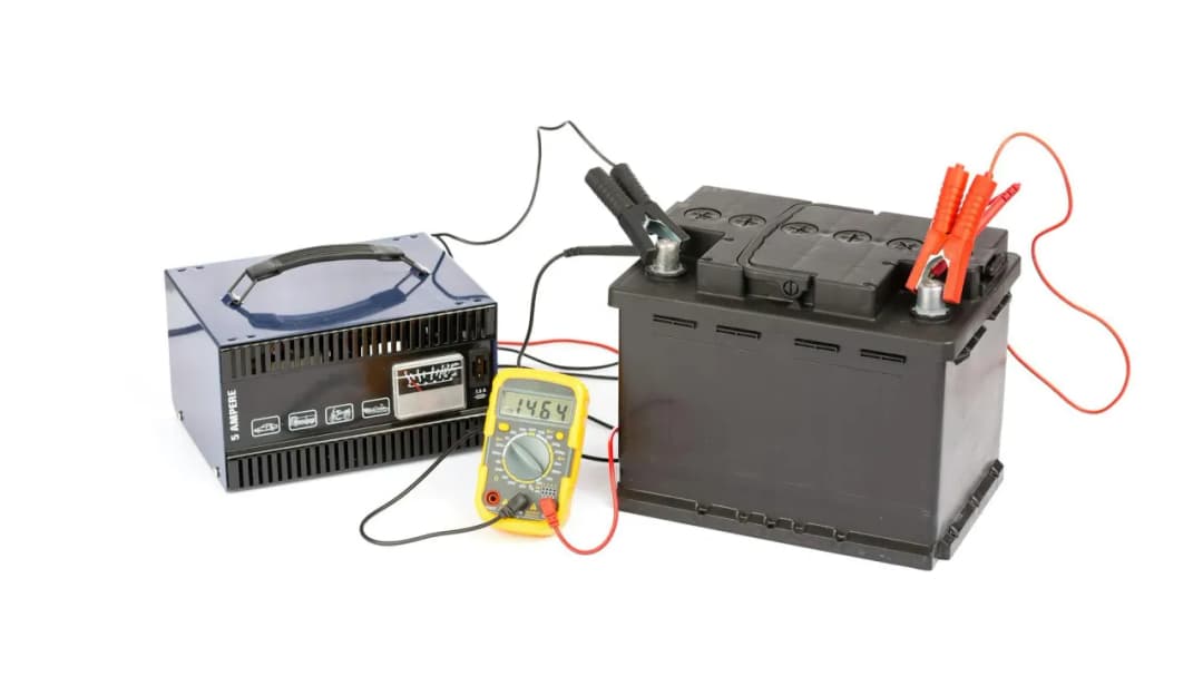 Jak długo ładować akumulator na prostowniku, aby uniknąć uszkodzeń?