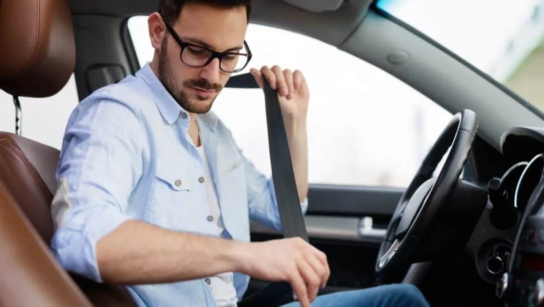 Kiedy wprowadzono pasy bezpieczeństwa i jak zmieniły bezpieczeństwo na drogach?