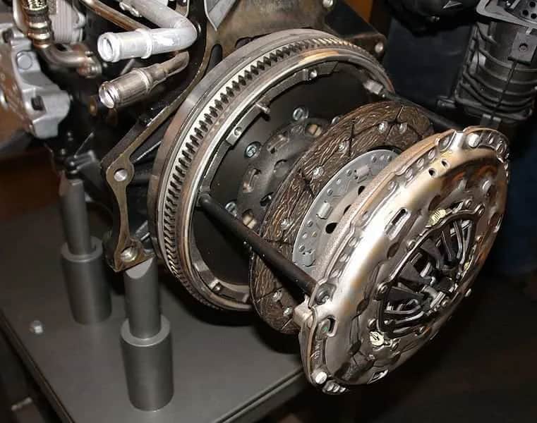 Przypalone sprzęgło co dalej – objawy, przyczyny i jak uniknąć kosztownej naprawy