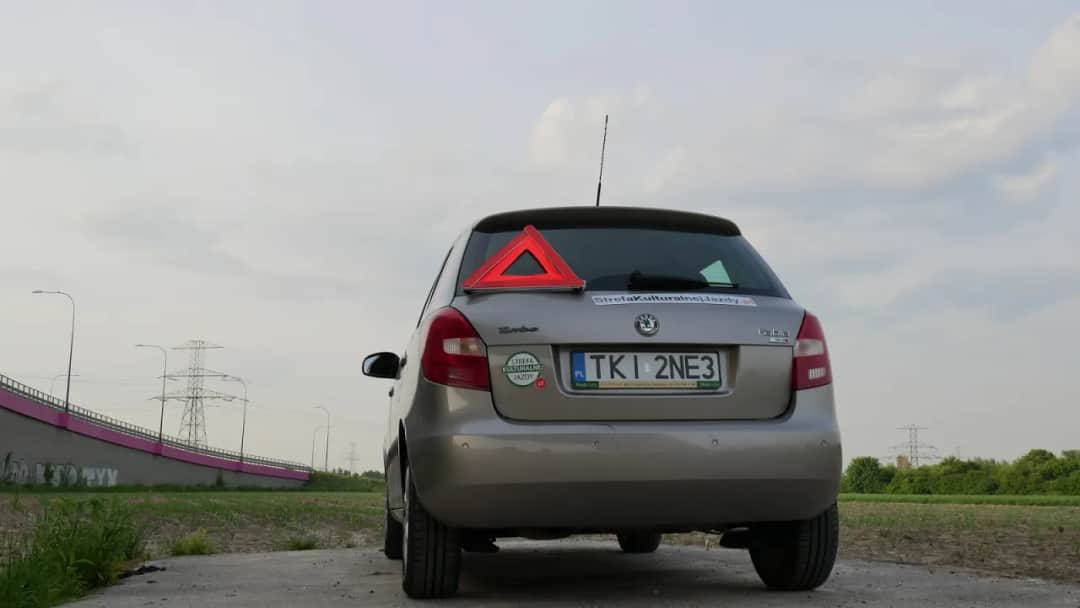 Jak oznaczyć holowany samochód, aby uniknąć kar i zagrożeń?