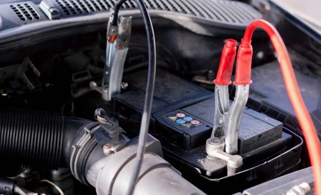 Jak odłączyć akumulator od prostownika bezpiecznie i skutecznie