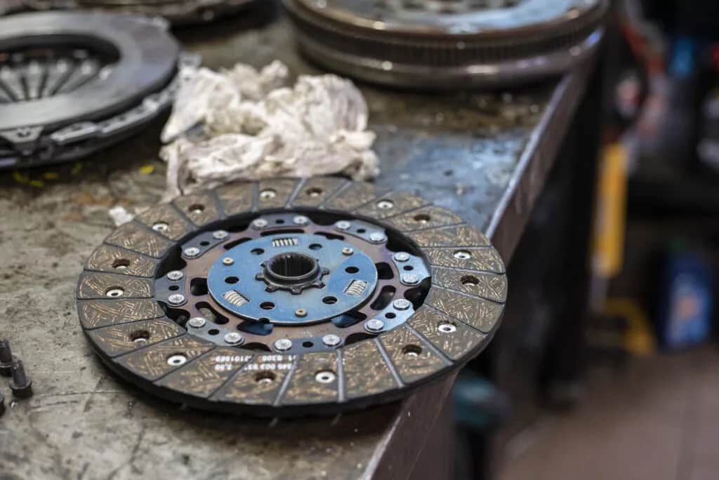 Kiedy wymienić sprzęgło? Jak uniknąć kosztownych awarii i przedłużyć jego żywotność