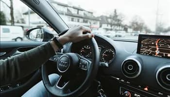 Jak prawidłowo cofać samochodem ze sprzęgłem? Proste wskazówki dla początkujących