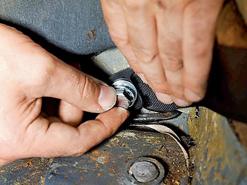 Jak bezpiecznie i skutecznie rozebrać zatrzask pasa bezpieczeństwa – krok po kroku