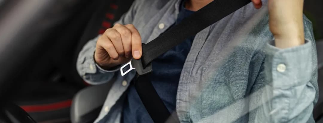 Jak zbudowany jest pas bezpieczeństwa i dlaczego ratuje życie? Budowa i działanie