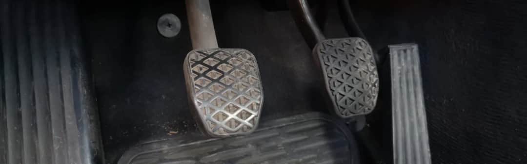 Co pierwsze hamulec czy sprzęgło – uniknij błędów i popraw technikę jazdy