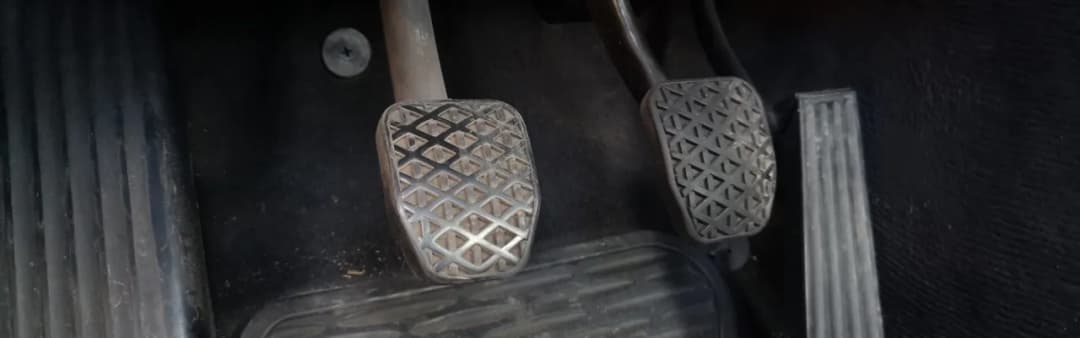 Co pierwsze hamulec czy sprzęgło – uniknij błędów i popraw technikę jazdy