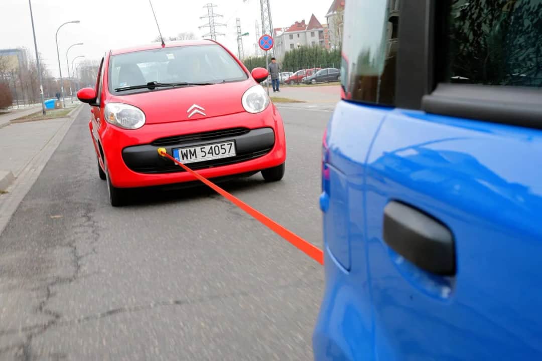 Czy holuje się na awaryjnych? Poznaj przepisy i zagrożenia związane z holowaniem