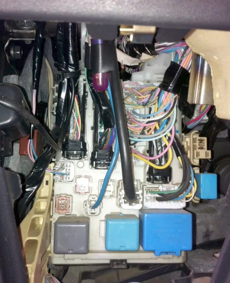 Gdzie są bezpieczniki w Toyota Yaris II? Sprawdź lokalizację i schemat!