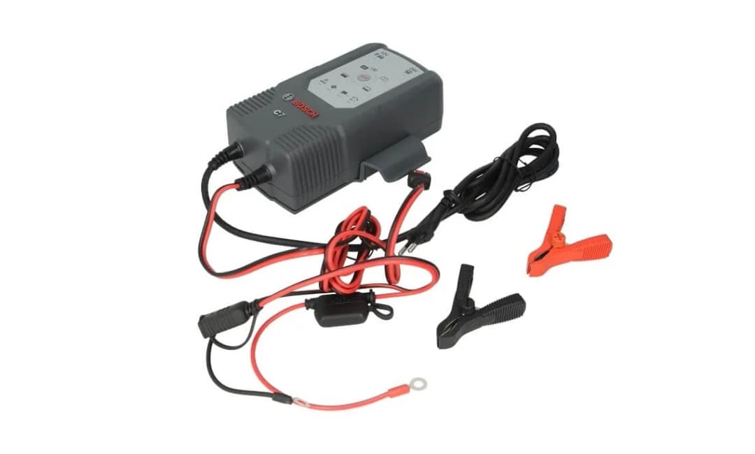 Prostownik czerwony to plus czy minus - jak bezpiecznie podłączyć?