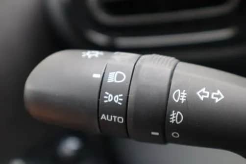 Jak łatwo włączyć przednie światła przeciwmgielne w Toyota Yaris – krok po kroku