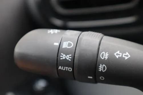 Jak łatwo włączyć przednie światła przeciwmgielne w Toyota Yaris – krok po kroku