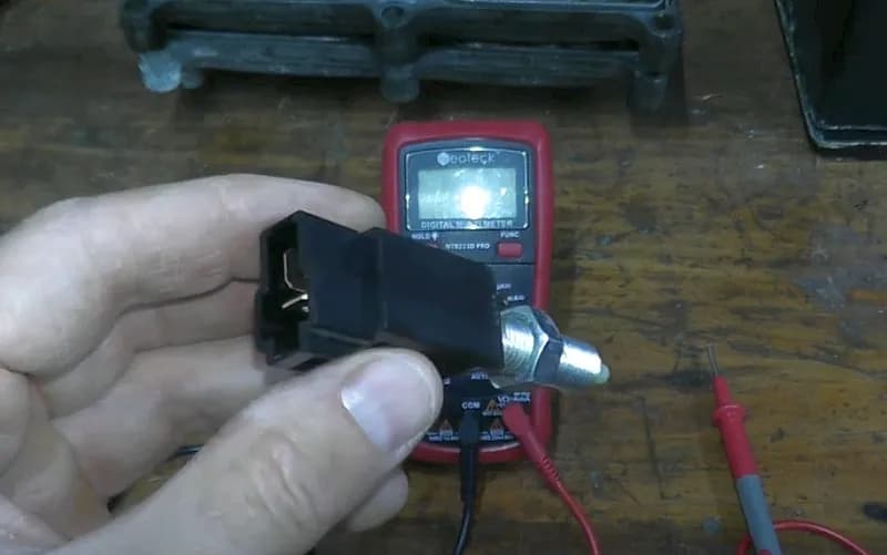 Czujnik położenia pedału sprzęgła – za co odpowiada i jak uniknąć awarii?