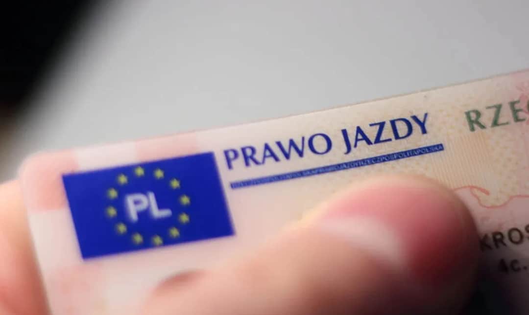 Ile wynosi mandat za brak prawa jazdy i jakie są konsekwencje jazdy bez uprawnień?
