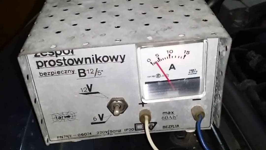 Jakie napięcie na prostowniku? Odkryj, jak obciążenie wpływa na wyniki