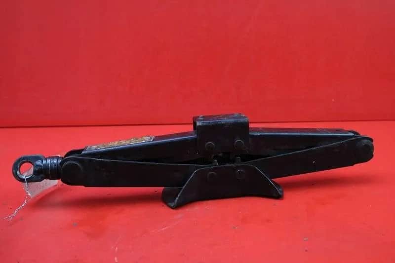 Gdzie dokładnie jest schowany lewarek w Toyocie Yaris? Sprawdź teraz!